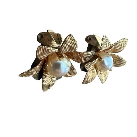 Vintage Gold Floral Faux Pearl Center Clip-On Earrings Made in Austria - Picture 3 of 5